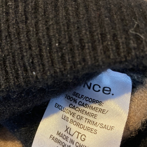 Vince 💯% CASHMERE Black and Beige Striped Crew Neck Sweater.SOFT retails $320 - Picture 3 of 6